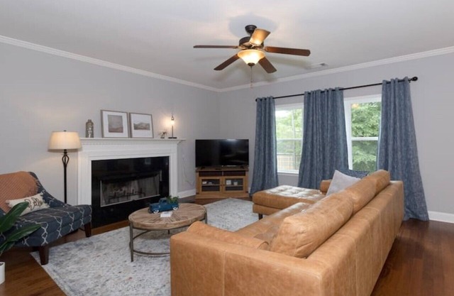 Great location! Spacious 4BR home in N. Columbus
