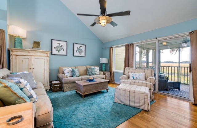 Great Location w/Amazing Views! Neighborhood Pool!