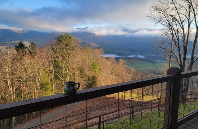 Great Mountain Views! Hiking, Rafting, Horseback Riding, Golf, Boating & more!!