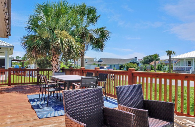 ☀️Great Outdoor Space | Steps to Pool | Dubs Beach Retreat☀️