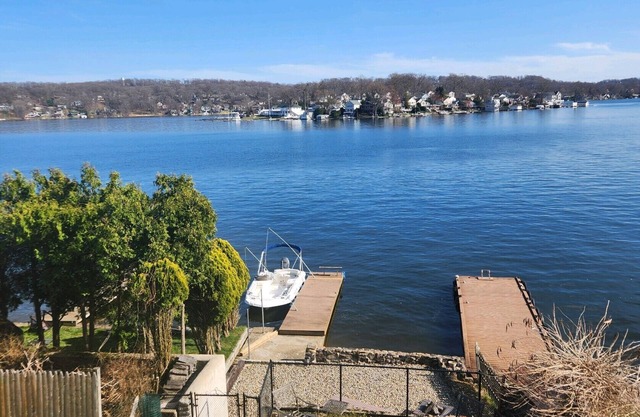 Great panoramic view of the lake. Outdoor entertainment areas. family-friendly.