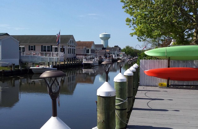 Great Price, Clean home on Canal, huge Deck, Grill, Kayaks, Pool Great Location!