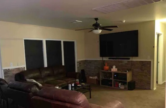 Great Private Room With Private Bathroom in Central Vegas Location