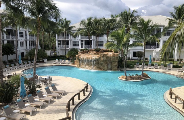 GREAT RATE! RESORT POOL & WATERFALL. ONLY 3 MINUTES TO THE BEACH.