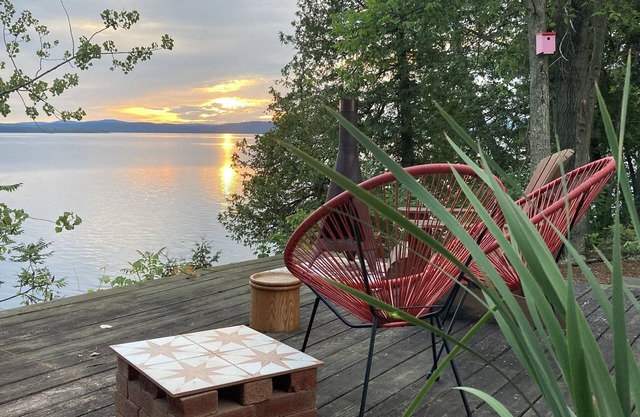 GREAT RATES! CHARMING DOG FRIENDLY LAKESIDE COTTAGE