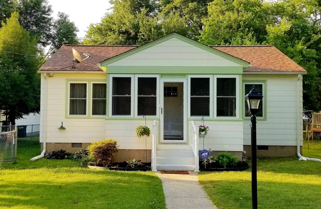 Great Rates, Cozy Cottage just minutes from the Beach ~ Enjoy the Porches !