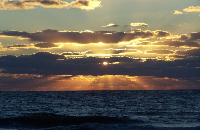 GREAT RATES! MINUTES TO BEACH!