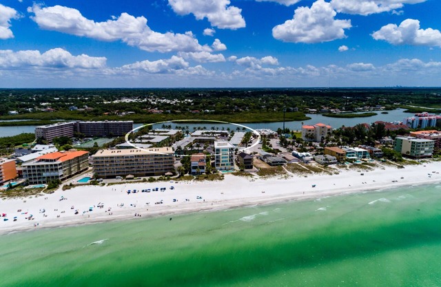 GREAT RATES! STEPS FROM THE BEACH! VERY CLEAN CONDO! GREAT VALUE!