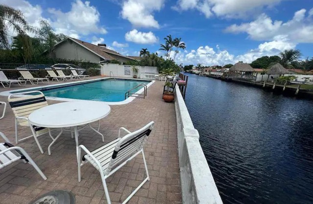 Great room with swimming pool and great views