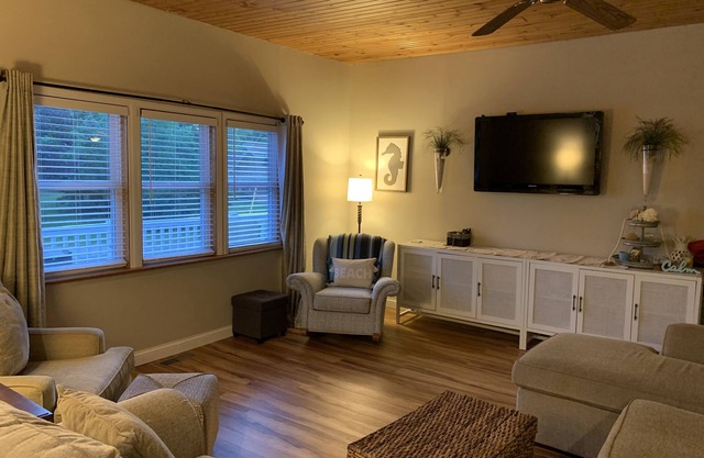 Great South Haven home available all year! Book your fall getaway now!