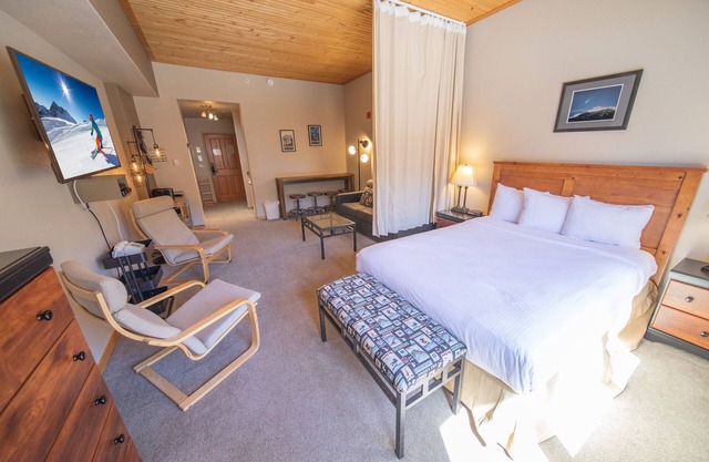Great Studio condo! Walk to river run!