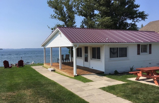 Great Sunset View Riverfront Cottage- Amazing Sunsets!
