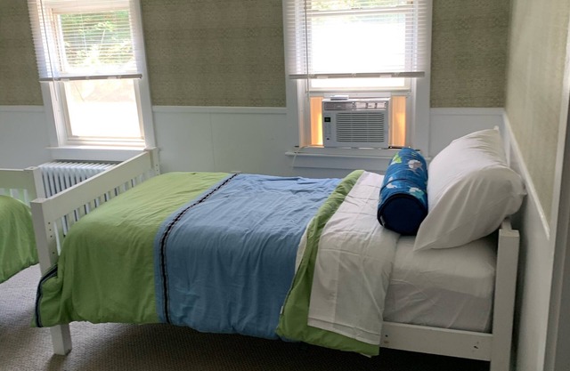 Great update 3 BR near ferry with pool