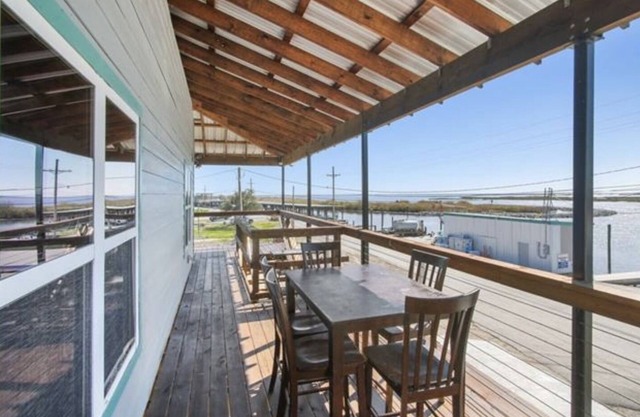 Great view of bayou-fishing lodge- sleeps 6. Fish cleaning station & bbq pits.