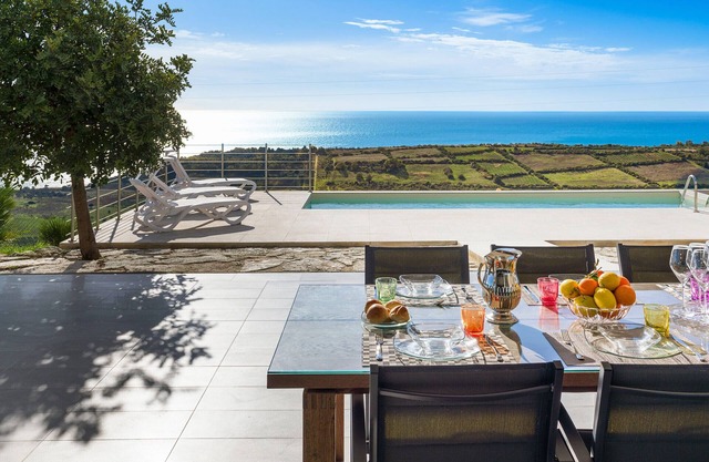 Great villa with pool and sea view