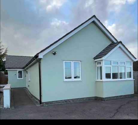 Green 3 bed bungalow with en-suite and parking