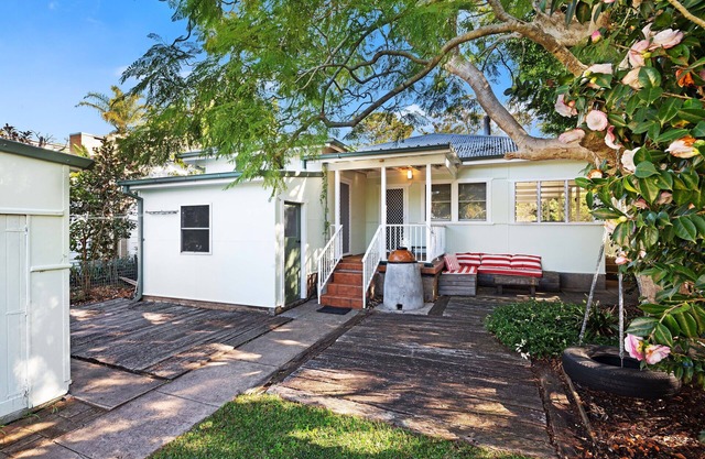 Green Cottage: Waterfront family holiday paradise, private jetty and road access