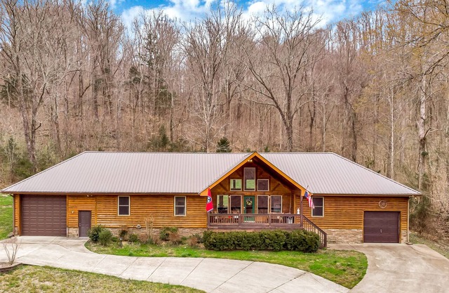 Green Door Lodge: A relaxing Lodge for couples and families visiting the lake.