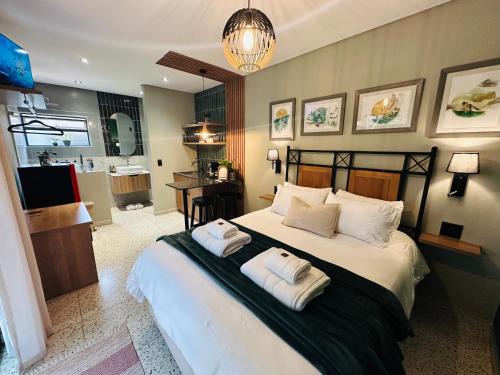 Green Ivy Luxury Room with Private Garden
