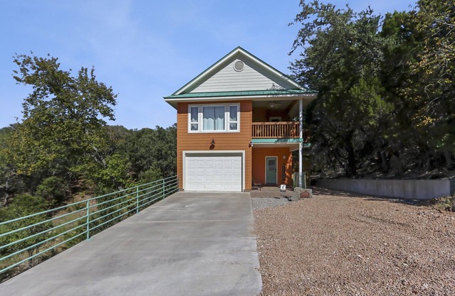 Green Roof Cottage | Fun Canyon Lake Getaway with Game Room!