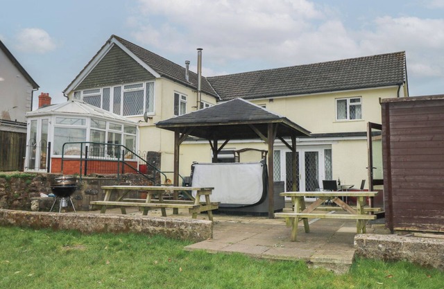 GREENHAVEN, pet friendly, character holiday cottage in Narberth