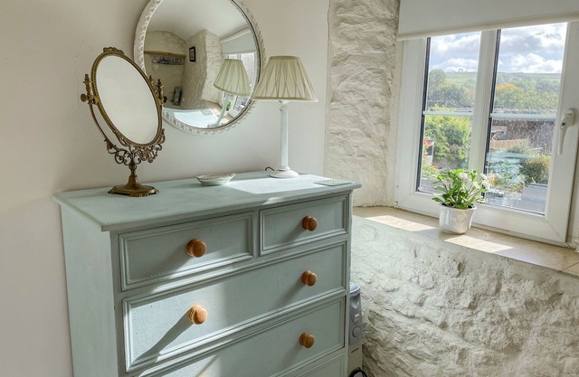 GREENHILLS COTTAGE, pet friendly, character holiday cottage in Bruton