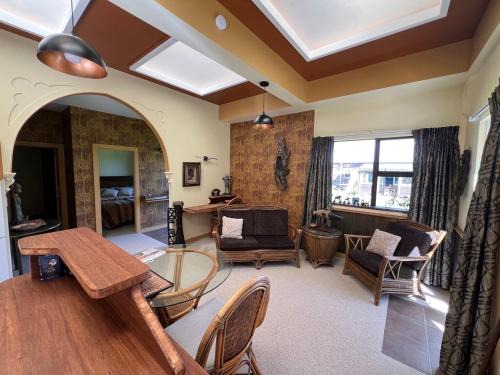 Greenwood Bungalow - Stylish Retreat with Spa Pool