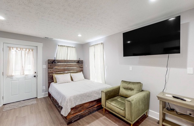 Greenwood Getaway Apartment - Recently Remodeled