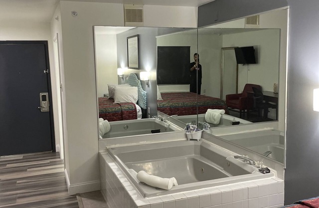 Greenwoods Inn & Suites