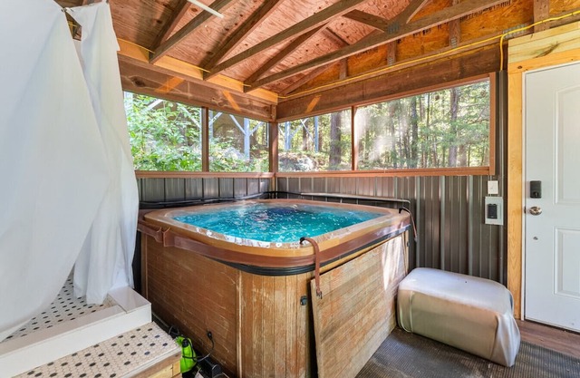 Greers Ferry Lakefront – Hot Tub + Bunk House