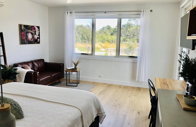 Grevillea King Suite. Inlet Waters Escape. Stroll the inlet & nature boardwalk.