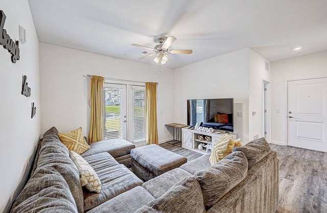 ⭐Grey Serenity⭐ 1Br w/Private Balcony Nr DWTN Jax