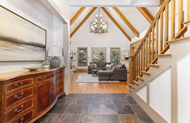 Griffin Getaway, Spacious Lakehouse Backyard Firepit/Patio Fireplace/Grill. Family Friendly!