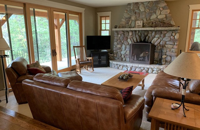 Grizzly Bear Cottage - Entire Luxury Guest House 15 Min SW of Calgary