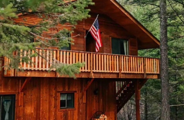 Grizzly Bear Lodge - Your Glacier Get-a-way