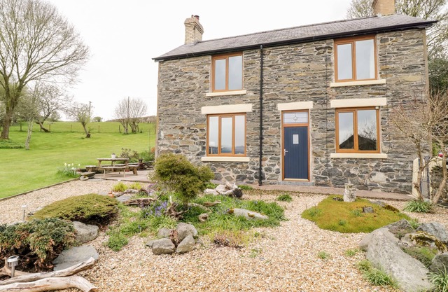 GROES LWYD, pet friendly, character holiday cottage in Pencoed