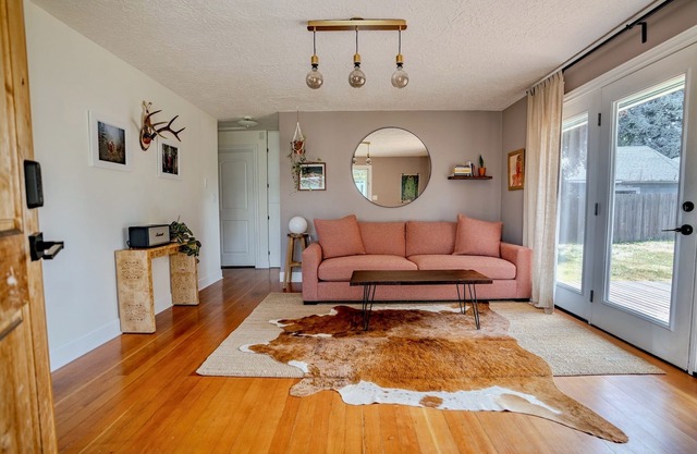 Groovy house w/yard, office, AC. Close to PDX!