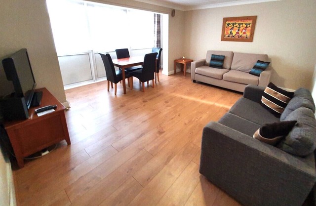 Ground floor 2-Bedroom flat with Superfast Wi-Fi