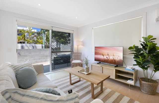 Ground Floor 2-Bed Mermaid Beach Pad with Parking