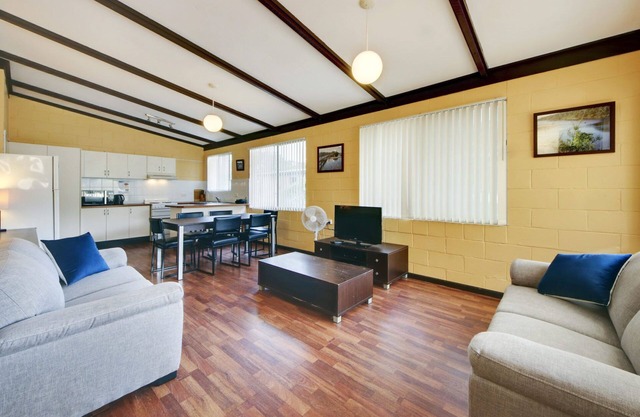 Ground floor 2 bedroom unit accommodating 6* Great Location*