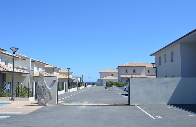 Ground floor accommodation with access to the sea from the residence