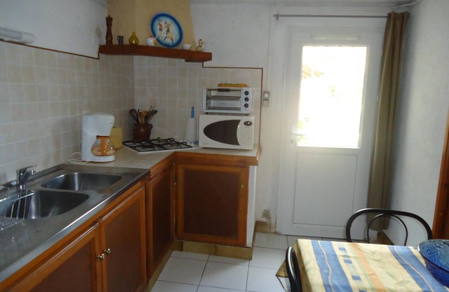 Ground floor apartment in a house with private entrance, peaceful