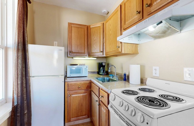 Ground-floor aparthotel with patio, grill, volleyball, mtn views