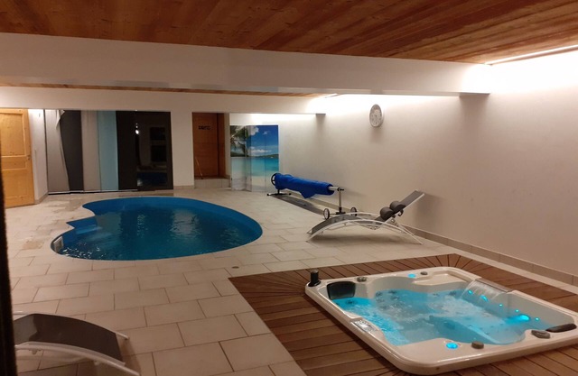 Ground floor apartment of the chalet CRES with swimming pool - jacuzzi