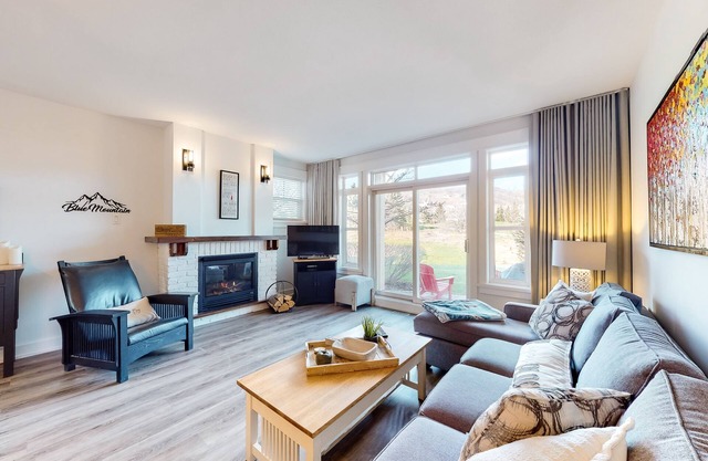 Ground-floor mountain-view condo with hot tub, pool & W/D - walk to the Village