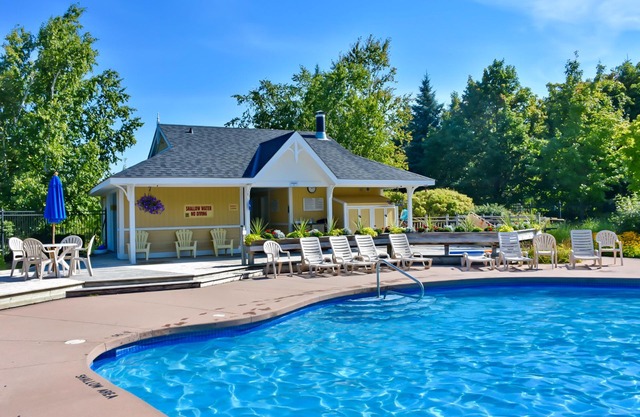 Ground floor, comfortable dog-friendly condo w/high-speed WiFi & shared pool