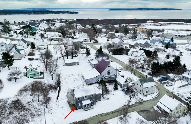 Ground-floor duplex with ocean view, deck & firepit - walk to all of town