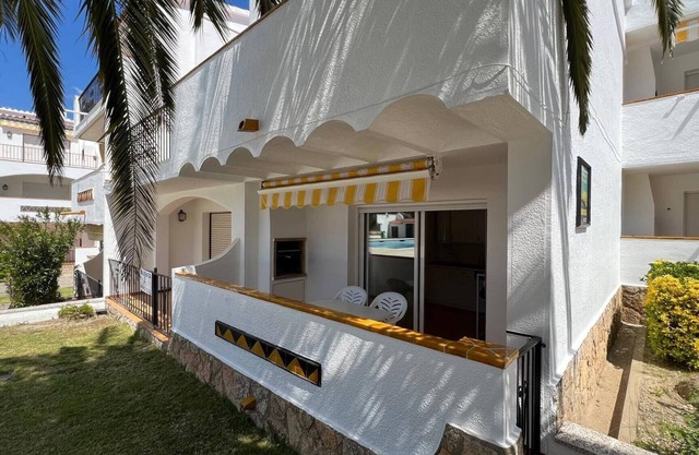Ground floor flat with exit to swimming pool AV-03