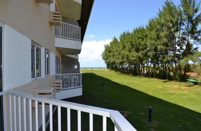 Ground floor flat with balcony Marupiara suites 118, Condo Beira Mar 12X interest-free