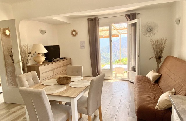 Ground floor rental, in a villa located in Pina